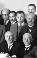 БАУЕР (Боэр) Эдмонд (Bauer Edmond) слева от В. Паули над Э. Резерфордом на Сольвеевском конгрессе в 1933 году