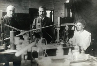 БЕМОН Гюстав (Bémont Gustave) слева, Пьер и Мария Кюри в лаборатории на улице Воклен. Чаще всего фотография публикуется в обрезанном виде - без Г. Бемона, поэтому её окрестили &quot;Супруги Кюри и призрак улицы Воклен&quot;.