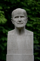 Бюст Бранли в Люксембургском саду в Париже