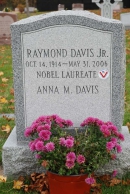 Надгробие Р. Дэвиса