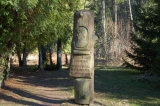 Памятник Т. Гротгусу около источника Ликенаи, который он описал в 1816 г.