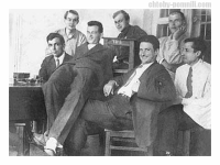 Слева направо: Д.Н.Наследов, А.П.Александров, Л.М.Неменов, Ю.П.Маслаковец, И.В.Курчатов, П.В.Шаравский, О.В.Лосев. 1932