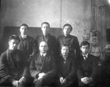 В нижнем ряду: второй слева А.Н. Теренин, крайний справа И.М. Франк. Во втором ряду крайний справа – Г.Г. Неуймин