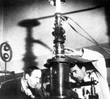 КНОЛЛЬ Макс и РУСКА Эрнст около первого микроскопа