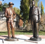 ОППЕНГЕЙМЕР Роберт (Oppenheimer Julius Robert). Statues of scientist J. Robert Oppenheimer and Major General Leslie R. Groves in Los Alamos, New Mexico