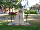 РАЗЕТТИ Франко Дино (Rasetti Franco Dino). Памятник в родной деревне Pozzuolo Umbro