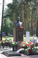 Надгробие Е.Н. Аврорина. Источник: http://vniitf.ru/article/pamyati-akademika