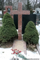 Надгробие Н.Н. Боголюбова на Новодевичьем кладбище