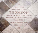 Надгробная плита над могилой Дж.Дж. Томсона и его жены в нефе Вестминстерского аббатства