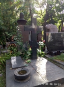 Надгробие Г.Н. Флёрова на Новодевичьем кладбище. Фото В.Е. Фрадкина, 2017