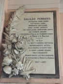 Надгробная плита Г. Феррариса на Monumental Cemetery в Турине. Источник: http://himetop.wikidot.com/galileo-ferraris-tomb