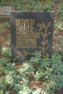 Могила Г.Р. Герца на Ohlsdorfer Friedhof  Ohlsdorf Hamburg-Nord Hamburg, Germany.  Источник: https://www.findagrave.com/cgi-bin/fg.cgi?page=gr&amp;GSln=Hertz&amp;GSfn=Heinrich&amp;GSbyrel=all&amp;GSdy=1894&amp;GSdyrel=in&amp;GSob=n&amp;GRid=22020&amp;df=all&amp;
