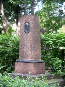 Могила В.Г. Хлопина в некрополе деятелей искусств Александа Невской Лавре в Санкт-Петербурге. Фото В.Е. Фрадкина