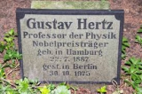 Могила Г. Л. Герца на Ohlsdorfer Friedhof in Hamburg. Источник: https://www.findagrave.com/cgi-bin/fg.cgi?page=gr&amp;GSln=Hertz&amp;GSfn=Gustav&amp;GSbyrel=all&amp;GSdyrel=all&amp;GSob=n&amp;GRid=140248011&amp;df=all&amp;
