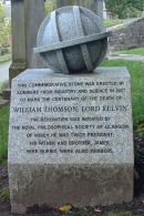 Памятный камень к столетию со дня смерти У. Томсона в Глазго возле могилы его родных.