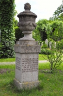 Памятник (Кенотаф) Э. Маха в Nordfriedhof, Munich. Его могила была утрачена.