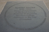 Мемориальная плита в основании памятника лондонскому пожару