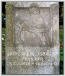 Могила Р. МЁССБАУЭРА (Mossbauer (Messbauer) Rudolf Ludwig) на Waldfriedhof,  Grunwald.  Источник: http://www.knerger.de/html/wissenschaftler_27.html