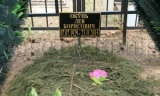 Место захоронения Л.Б. Окуня на Луцинском кладбище (Московская обл.). Источник: http://www.moscow-tombs.ru/2015/okun_lb.JPG