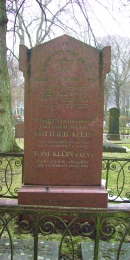 Могила О.Клейна на еврейском кладбище коммуны Солна (серая плита справа)