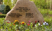 Могила Э. Руска на Waldfriedhof Zehlendorf, Berlin. Источник: https://www.flickr.com/photos/78921105@N08/8901845213