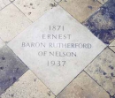 Надгробный камень над прахом Э. Резерфорда в Вестминстерсокм аббатстве