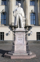 Памятник Г. Гельмгольцу в Берлине Unter_den_Linden_6