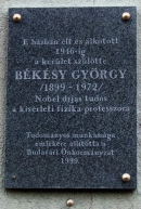 Мемориальная доска Д. Бекеши в Районе 1 Будапешта, ул. Главная, 19