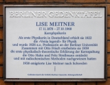 Мемориальная доска в Берлине,  Hessische Straße 1. Источник: https://commons.wikimedia.org/wiki/File:Berliner_Gedenktafel_Hessische_Str_1_(Mitte)_Lise_Meitner.jpg