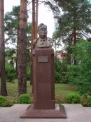 Памятник Н.Н. Боголюбову в Дубне. Автор М. Мерабишвили, 2001. Ул. Жолио-Кюри, д.6