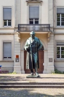 Памятник Р. Бунзену в Гейдельберге
