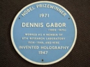Мемориальная доска на бывшем здании лаборатории Томсона-Хоустона, в которой работал Д. Габор. Источник: https://goo.gl/vNebwd