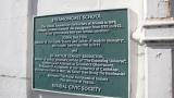 Мемориальная доска в честь Дж. Дальтона и А. Эддингтона на здании Stramongate School, 52 Stramongate, Kendal. Источник: http://www.blueplaqueplaces.co.uk