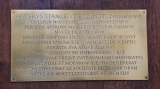 Мемориальная доска в честь  А. Эддингтона в Тринити-колледже. Источник: http://trinitycollegechapel.com//about/memorials/brasses/eddington/