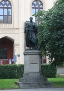 ФРАУНГОФЕР Йозеф (von Fraunhofer Joseph). Памятник в Мюнхене на Maximilianstrasse. Скульптор J. von Halbig