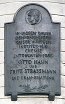 Мемориальная доска О. Гану и Ф. Штрассману на здании Свободного университета в Берлине, Германия.
