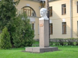 Памятник А.Ф. Иоффе перед зданием Физико-технического института, Политехническая ул, 26, Санкт-Петербург