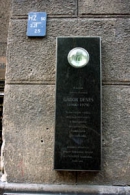 Мемориальная доска на доме, где провел детство Д. Габор в Будапеште,  в Риппи-Ронай-Утча 25. Источник:  https://goo.gl/xvwyQj