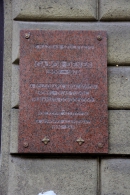 Мемориальная доска на доме, где родился Д. Гюнсберг (Габор) в Будапеште,  в Риппи-Ронай-Утча 25. Источник:  https://goo.gl/xvwyQj