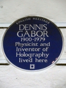 Мемориальная доска на доме Д. Габора: 79 Queen's Gate, Найтсбридж,  Лондон. Источник: https://goo.gl/Kyp3AN