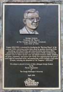 Мемориальная доска Г.А. Гамову на здании Университета Джорджа Вашингтона, США, округ Колумбия, Вашингтон. Источник: http://astronet.ru