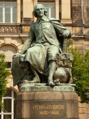 Памятник О. Герике в Марбурге  в сквере рядом со Старой рыночной площадью. Скульптор Карл Фридрих Майер, 1907. Источник: http://www.turizm.ru/germany/magdeburg/places/pamyatnik_otto_fon_gerike/