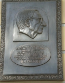 Мемориальная доска Ю.Б. Харитону на здании ФТИ в Санкт-Петербурге