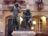 Памятник братьям Гаюи перед ратушей в Сен-Жю-ан-Шоссе