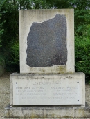 Памятник братьям Гаюи на месте их рождения в Сен-Жю-ан-Шоссе