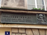 Доска над входом в дом И. Кеплера в Праге. Фото В.Е. Фрадкина, 2017