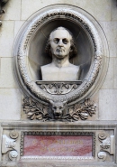 КУЛОН Шарль Огюстен (Coulomb Charles Augustin). Бюст на фасаде национальной консерватории искусств и ремесел в Париже