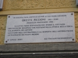 Мемориальная доска О. Пиччиони в Гроссето, где он жил в юности. Источник: https://commons.wikimedia.org/wiki/File:Lapide_a_Oreste_Piccioni_Grosseto.JPG