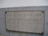 Мемориальная доска в Лейдене, посвященная Г. Камерлинг-Оннесу