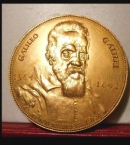 Памятная медаль, посвященная Г. Галилею.